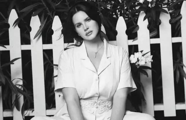 Lana Del Rey Rilis Single “White Feather Hawk Tail Deer Hunter” untuk Album Terbaru Bertajuk “Stove”