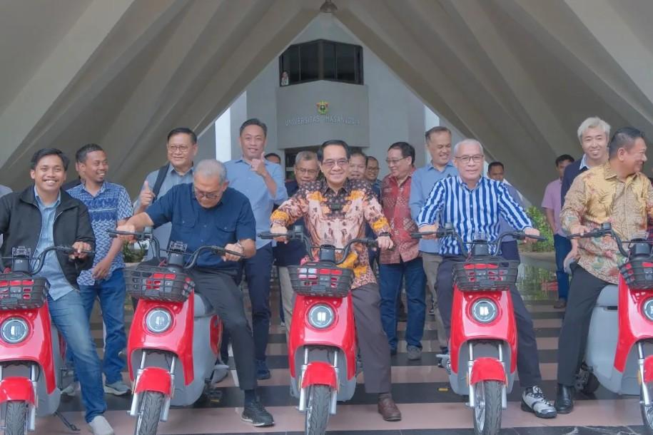Unhas Resmi Luncurkan 600 Sepeda Listrik Wesgo untuk Perkuat Transformasi Green Campus di Makassar