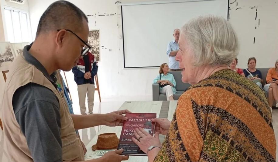 Keluarga Korban Perang Dunia II dari Australia Sumbangkan Lima Buku Sejarah ke Perpusda Bangka Barat