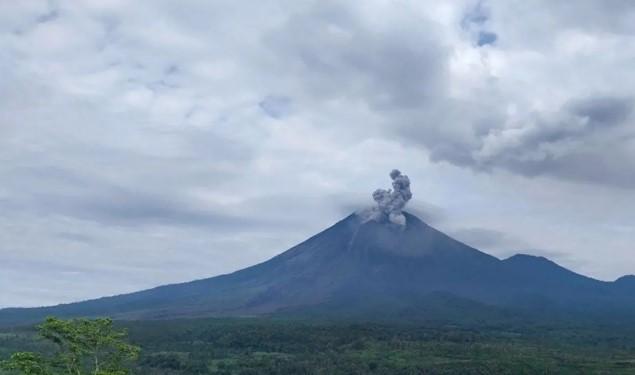 Gunung Semeru Kembali Erupsi, Kolom Abu Capai 800 Meter di Atas Puncak