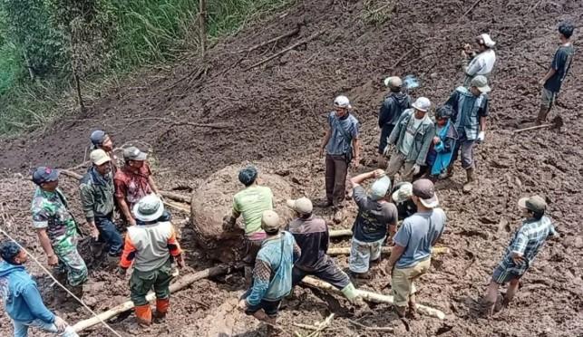 BPBD Probolinggo Gerak Cepat Tangani Longsor yang Tutup Akses Jalan Desa Sapih