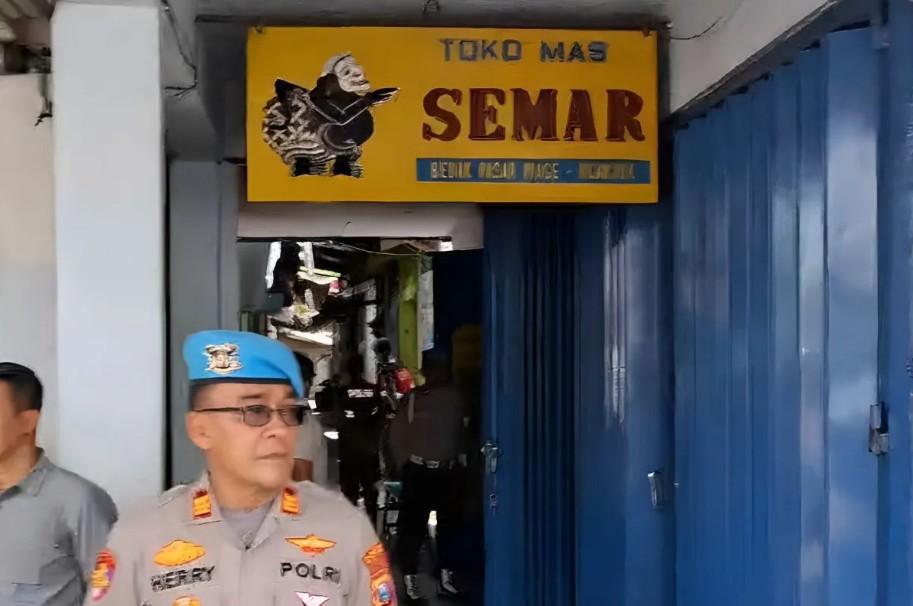 Bareskrim Polri Geledah Toko Emas di Nganjuk Terkait Dugaan TPPU Emas Ilegal Senilai Rp25,8 Triliun