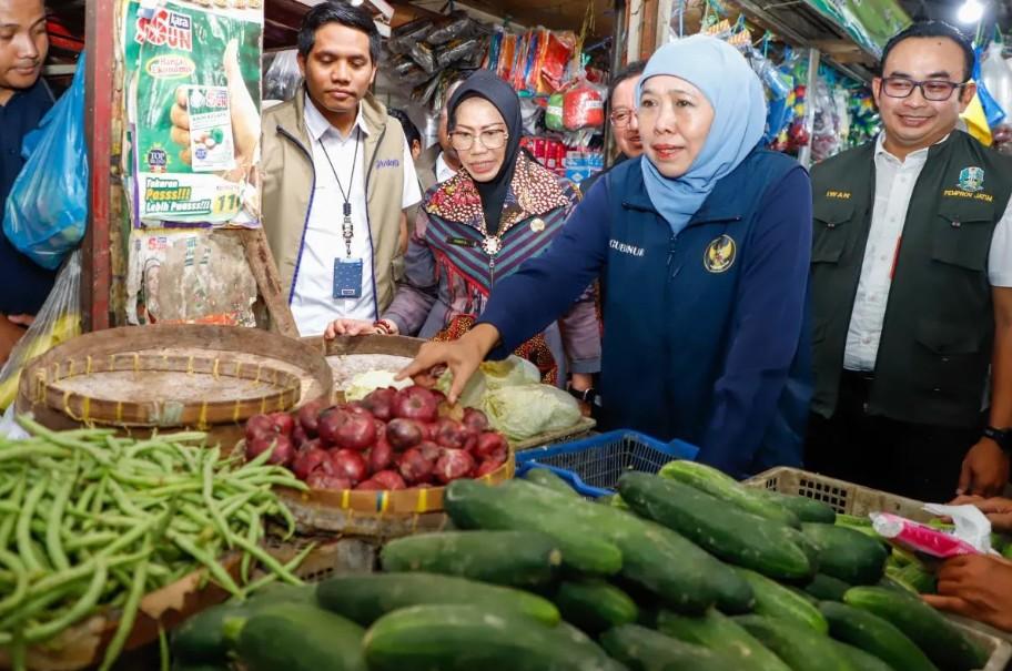 Khofifah Instruksikan Percepatan Suplai Bahan Pokok Saat Sidak Harga di Pasar Larangan Sidoarjo Jelang Ramadhan