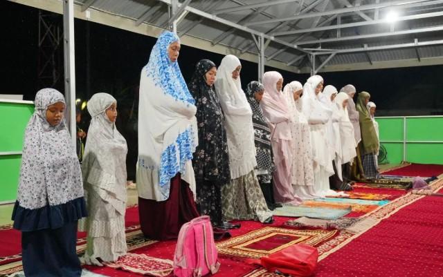 Warga Pidie Jaya Laksanakan Tarawih Perdana di Meunasah Darurat Bantuan Baznas RI