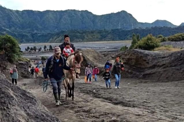 Polres Probolinggo Buru Pelaku Pencurian Tujuh Koper Wisatawan Thailand di Gunung Bromo