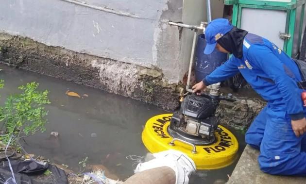Petugas Kerahkan Pompa dan Perahu Karet Tangani Banjir di Rawa Terate Jakarta Timur