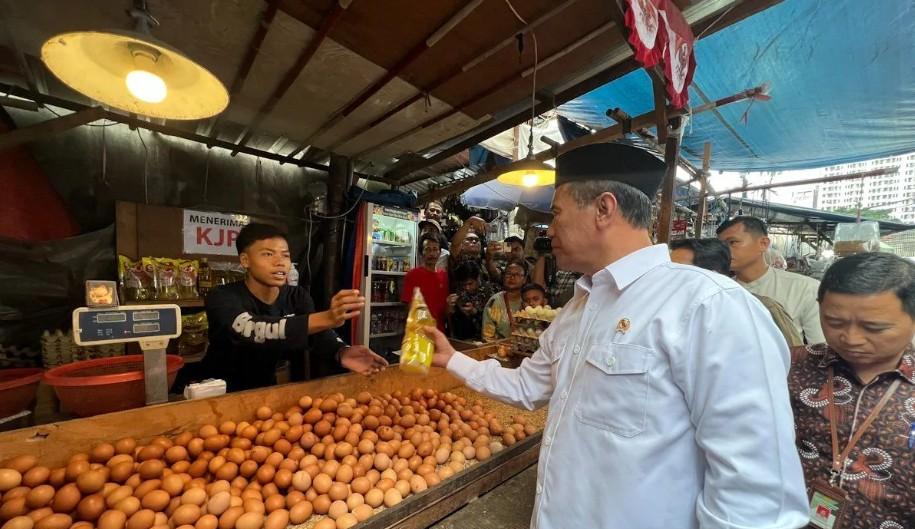 Menteri Pertanian Andi Amran Sulaiman Turun Sidak ke Pasar Kebayoran dan Tegaskan Tindak Tegas Kenaikan Harga Jelang Ramadan