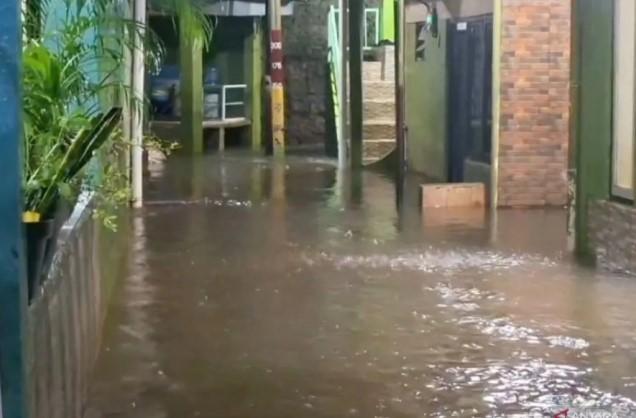 Hujan Semalaman, Banjir Satu Meter Rendam Permukiman Kebon Pala Jakarta Timur