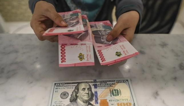 Rupiah Melemah ke Rp16.903 per Dolar AS, Tekanan dari Ekspektasi Suku Bunga AS