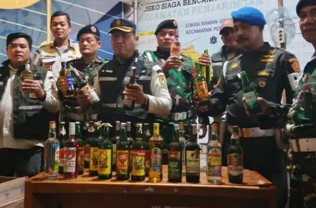 Satpol PP Jakarta Utara Sita 132 Botol Miras di Penjaringan Saat Ramadan