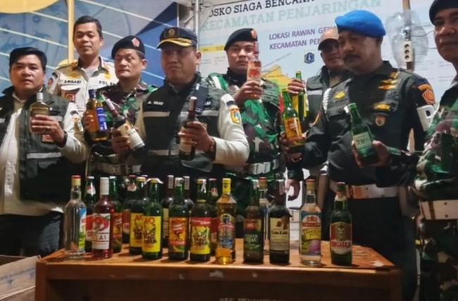 Satpol PP Jakarta Utara Sita 132 Botol Miras di Penjaringan Saat Ramadan