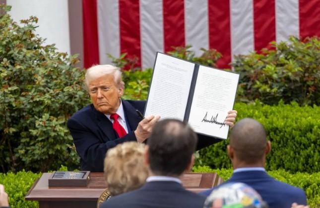 Donald Trump Teken Perintah Eksekutif Tarif Global 10 Persen Usai Putusan Mahkamah Agung