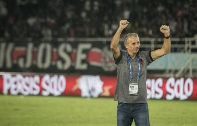 Milomir Seslija Targetkan Kemenangan Perdana Kandang Persis Solo Saat Hadapi PSBS Biak