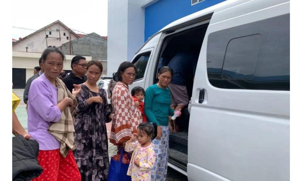 Imigrasi Palu Pindahkan 15 WNA Filipina Terdampar ke Rudenim Manado untuk Proses Pemulangan