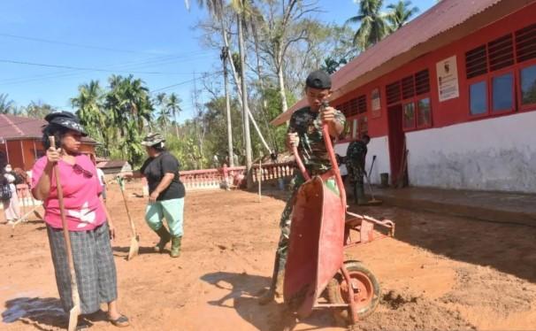 TNI AD Kerahkan Personel Bersihkan Ulang SDN 152983 Tapanuli Tengah Pascabanjir