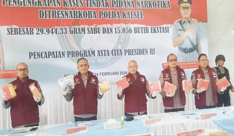 Direktorat Reserse Narkoba Polda Kalsel Bongkar Penyelundupan 30 Kilogram Sabu dan 15 Ribu Ekstasi Jaringan Fredy Pratama