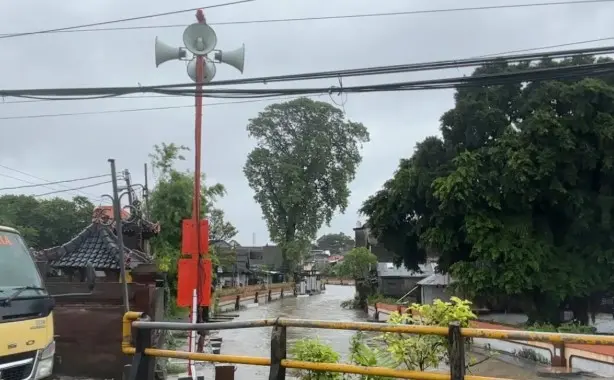BPBD Bali Minta Warga Perhatikan Sirene di Tengah Kepungan Banjir dan Hujan Angin