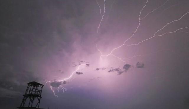 BMKG Peringatkan Potensi Hujan Disertai Petir di Sejumlah Kota Besar pada Rabu