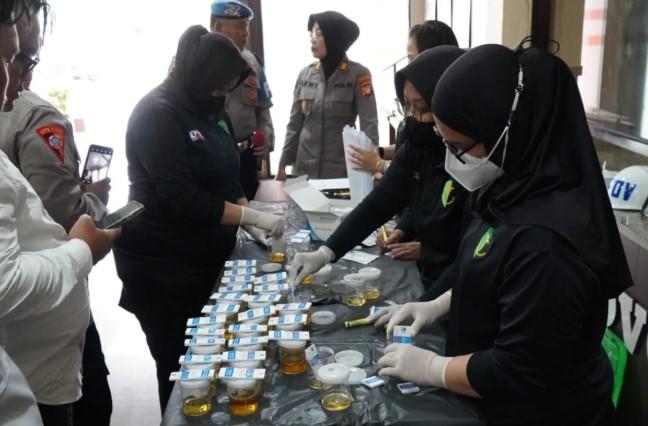 Polres Metro Jakarta Selatan Gelar Tes Urine Mendadak untuk Cegah Penyalahgunaan Narkoba