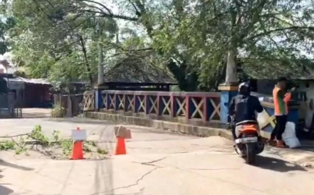 Jalan Kampung Kramat Setu Retak dan Amblas, Warga Keluhkan Ganggu Aktivitas dan Picu Kemacetan
