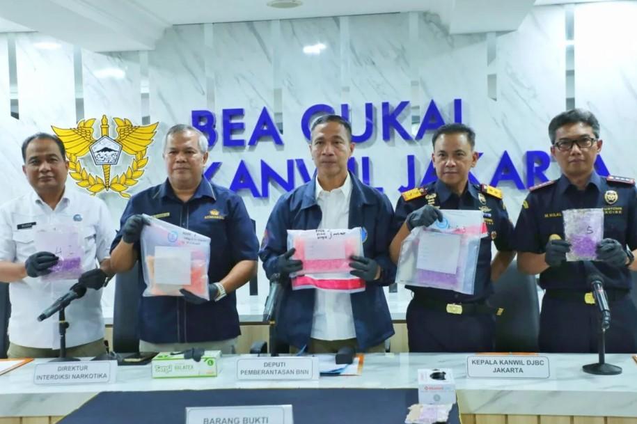 BNN dan Bea Cukai Gagalkan Penyelundupan 4.080 Butir Ekstasi Asal Luxembourg, Seorang Pria Ditangkap di Cikarang