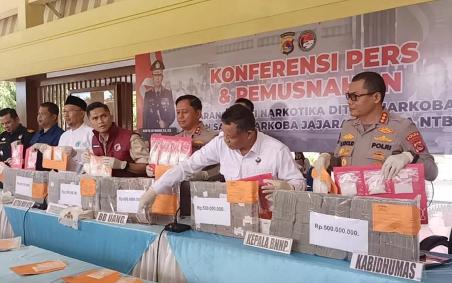 Polda NTB Tampilkan Sabu 2,5 Kilogram dan Uang Rp3 Miliar dari Pengungkapan 157 Kasus Narkoba