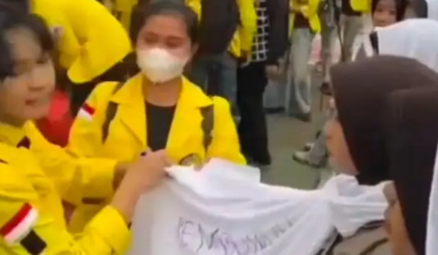 Polda Metro Jaya Tanggapi Aksi Mahasiswa Coret Hijab Polwan Saat Unjuk Rasa di Mabes Polri