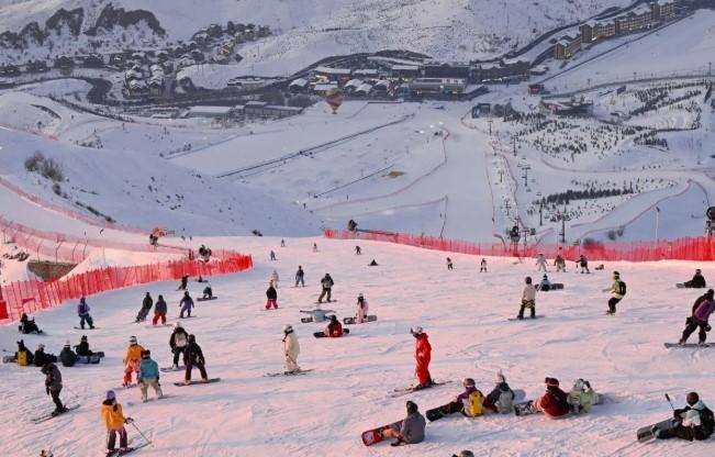 Resor Ski Jiangjunshan di Altay Tetap Diserbu Pengunjung Usai Libur Imlek, Catat 12.800 Wisatawan per Hari
