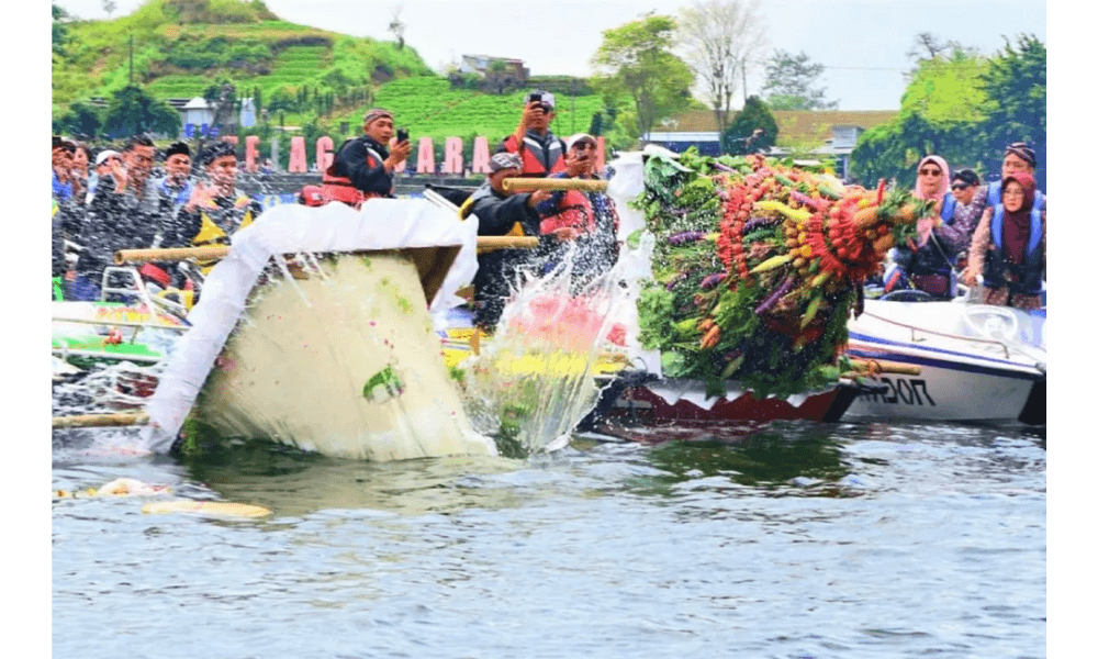 Labuhan Sarangan Kian Kokoh sebagai Tradisi dan Ikon Pariwisata Magetan
