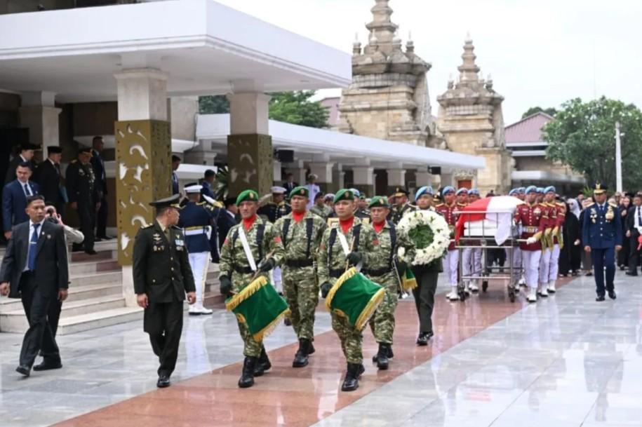 Try Sutrisno Meraih 19 Tanda Kehormatan atas Dedikasi Panjang bagi Bangsa dan Negara