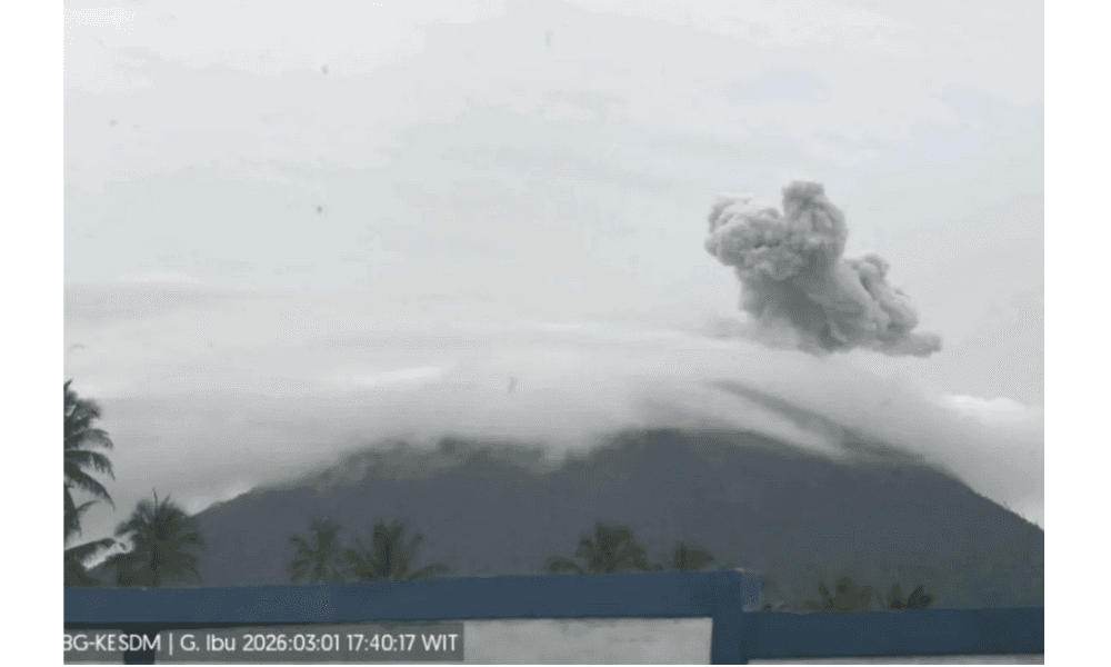 PVMBG Larang Aktivitas dalam Radius 2 Kilometer dari Kawah Gunung Ibu Usai Erupsi