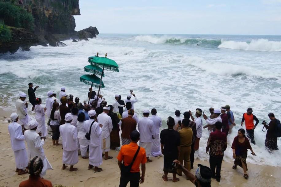Umat Hindu Padati Pantai Ngobaran untuk Melasti Sambut Nyepi 1948 Saka