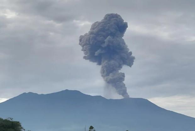 Gunung Marapi Kembali Erupsi Selasa Dini Hari, Status Tetap Level II Waspada