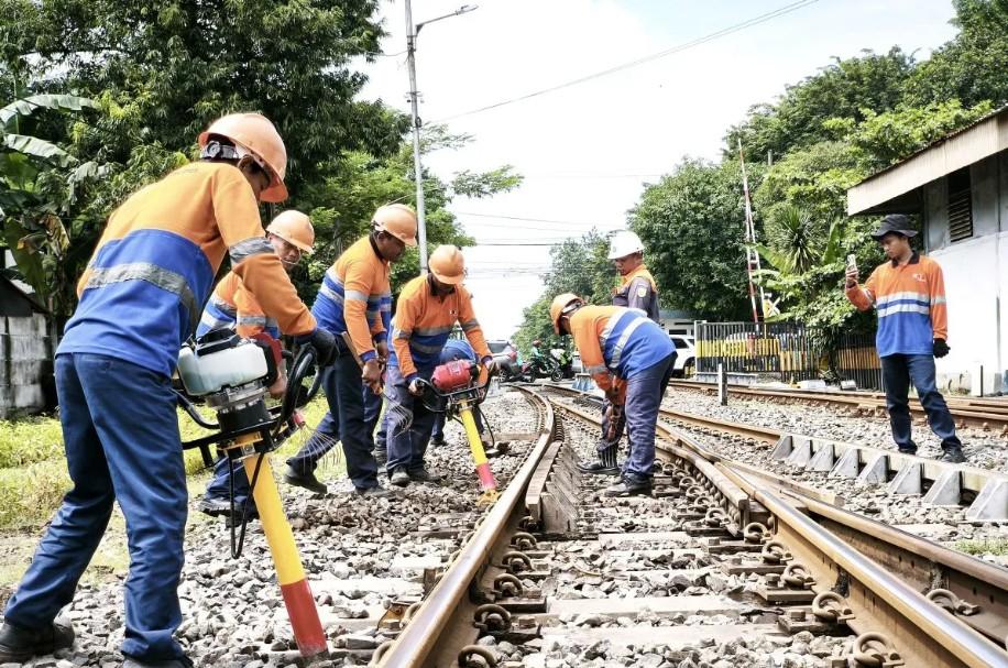 KAI Daop 8 Surabaya Perbaiki Geometri Rel di Stasiun Gubeng Demi Kelancaran Angkutan Lebaran 2026