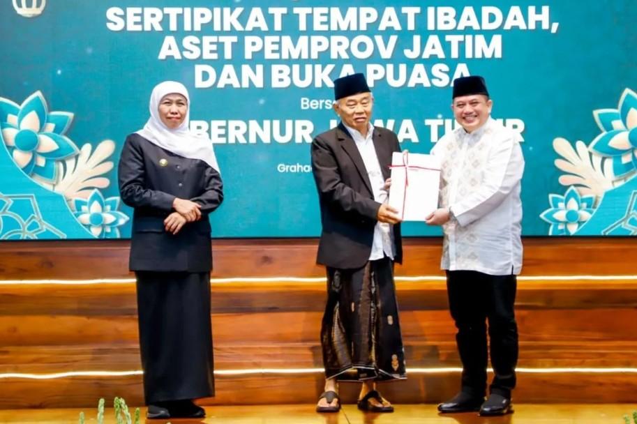 Penyerahan 444 Sertifikat Tanah oleh Khofifah dan BPN Jawa Timur Perkuat Legalitas Aset Pendidikan, Ibadah, dan Infrastruktur