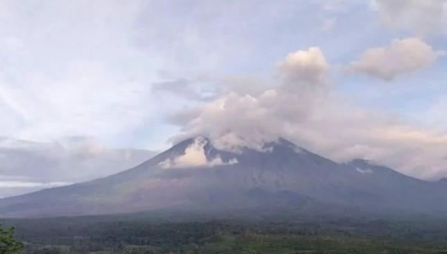 Aktivitas Gunung Semeru Didominasi Gempa Letusan, Tercatat 12 Erupsi dalam Enam Jam Pemantauan