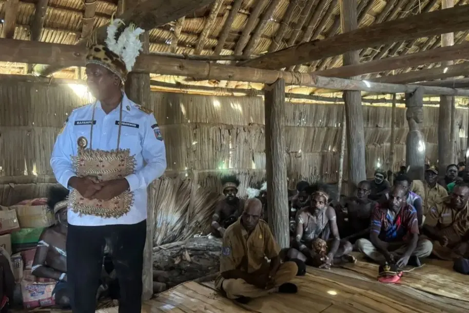 Gubernur Apolo Safanpo Serap Aspirasi Warga Kampung Yaisiu Asmat, Listrik 24 Jam hingga Internet Lambat Jadi Sorotan