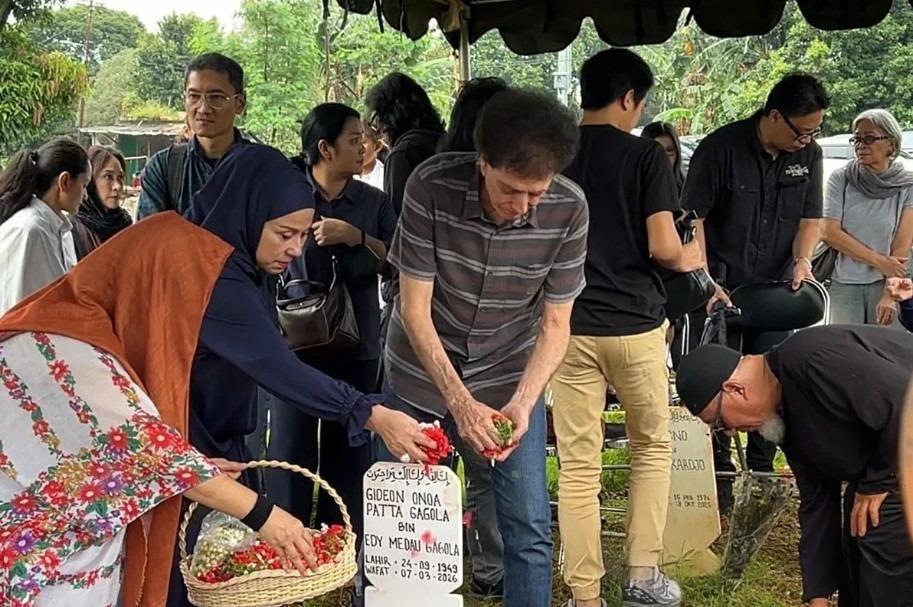 Pemakaman Bassist God Bless di Jagakarsa Diiringi Keluarga dan Rekan Band Setelah Berjuang Melawan Komplikasi Penyakit