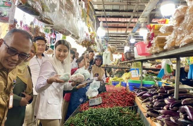 Wamendag Dyah Roro Esti Tinjau Harga Bahan Pokok di Pasar Summerland Batam Jelang Idul Fitri