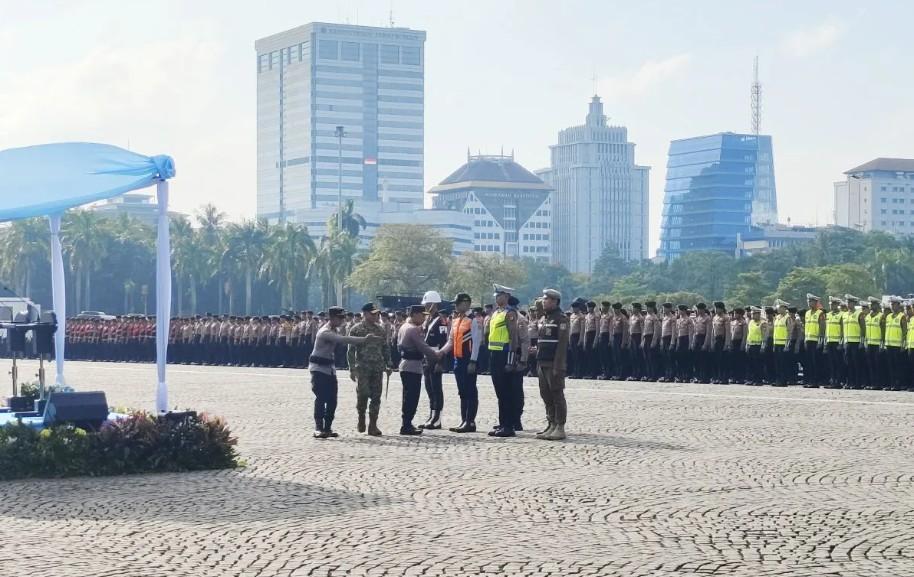 TNI-Polri Gelar Apel Pasukan Operasi Ketupat 2026 di Monas