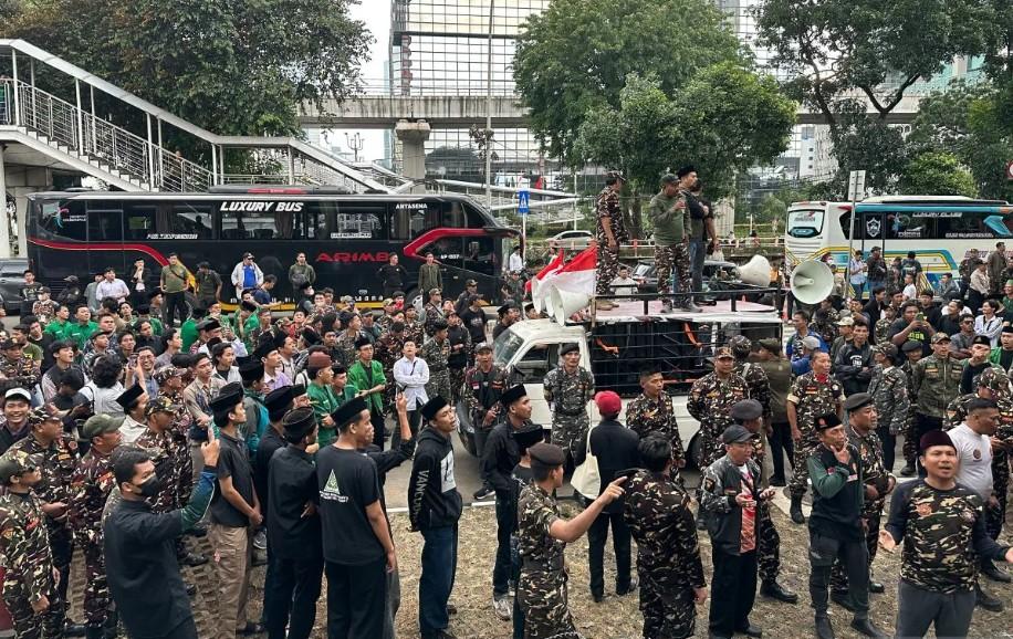 Banser Datangi KPK Saat Yaqut Cholil Qoumas Diperiksa sebagai Tersangka Kasus Kuota Haji