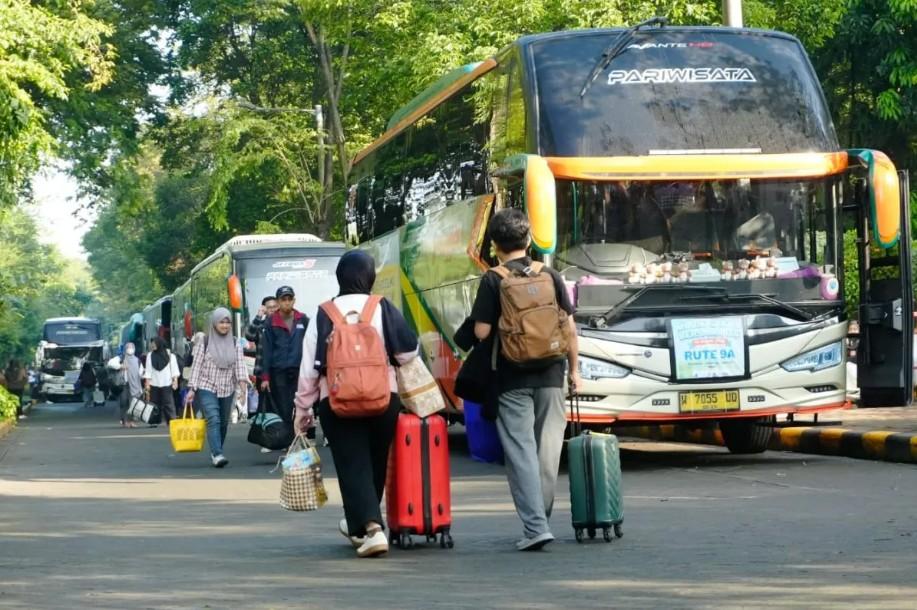 ITS Berangkatkan 27 Bus Mudik Gratis untuk 1.180 Sivitas Akademika ke Berbagai Daerah di Pulau Jawa