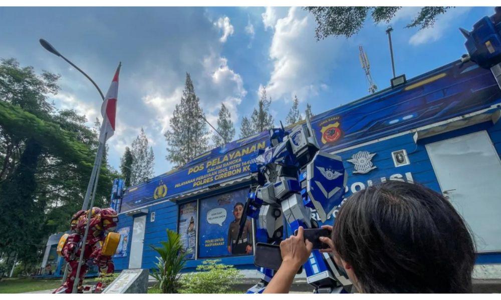 Polres Cirebon Kota Hadirkan Pos Pelayanan Konsep Robot di Rest Area Tol Palikanci untuk Hibur Pemudik