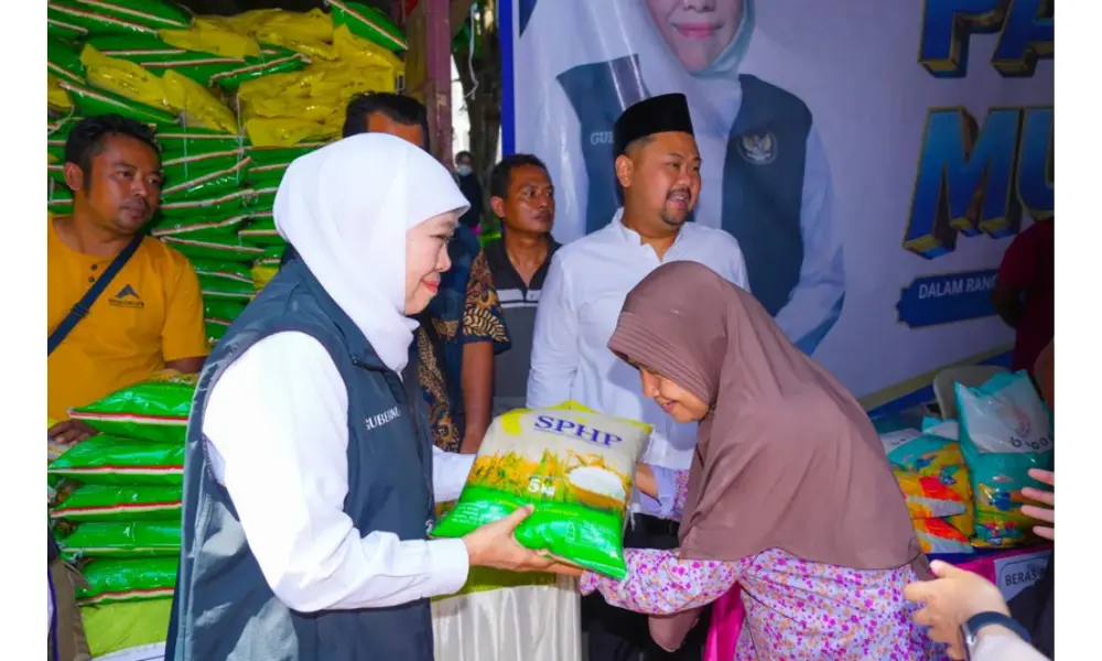 Khofifah Gelar Pasar Murah di Gresik untuk Stabilkan Harga Bahan Pokok Jelang Lebaran