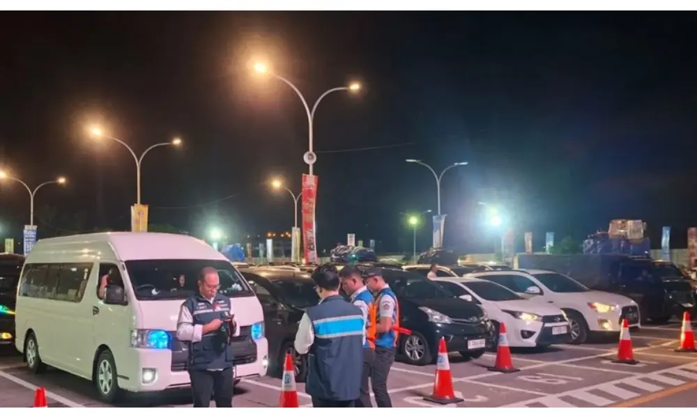 Polda Banten Terapkan Penyekatan di Jalur Cikuasa Atas untuk Cegah Penumpukan Kendaraan ke Pelabuhan Merak