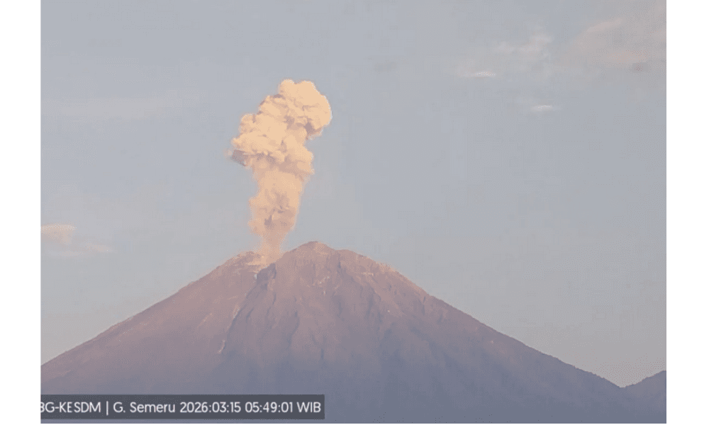Gunung Semeru Erupsi 11 Kali pada Minggu Pagi, Kolom Abu Capai 1.200 Meter