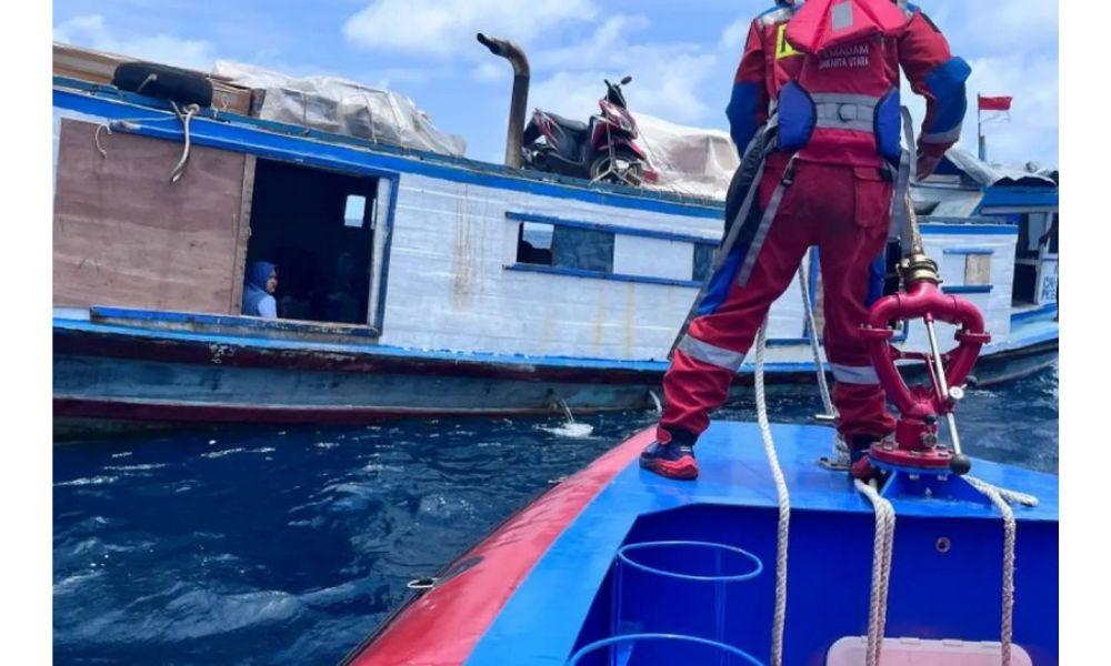 13 Penumpang KM Cahaya Pesona Dievakuasi Damkar Usai Kapal Rusak di Perairan Pulau Karang Beras