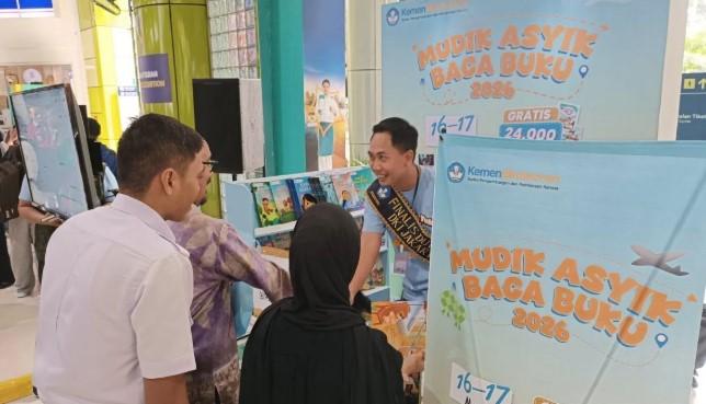 Kemendikdasmen Bagikan 2.400 Buku Gratis untuk Pemudik di Stasiun Gambir