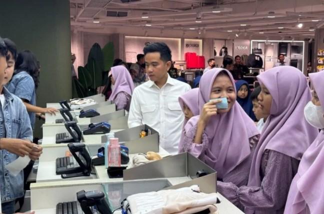 Wakil Presiden Gibran Ajak Ratusan Anak Panti Belanja Lebaran di Blok M Plaza