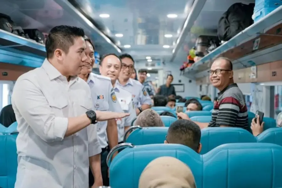 Teddy Indra Wijaya Tinjau Kereta Kerakyatan di Stasiun Senen, Tarif Turun dan Fasilitas Meningkat Jelang Mudik Lebaran